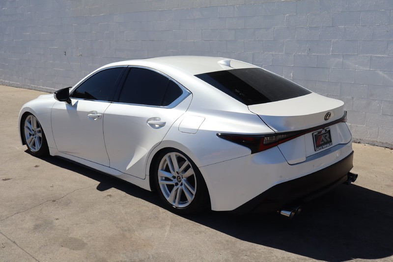 Lexus IS Vehicle Full-screen Gallery Image 09