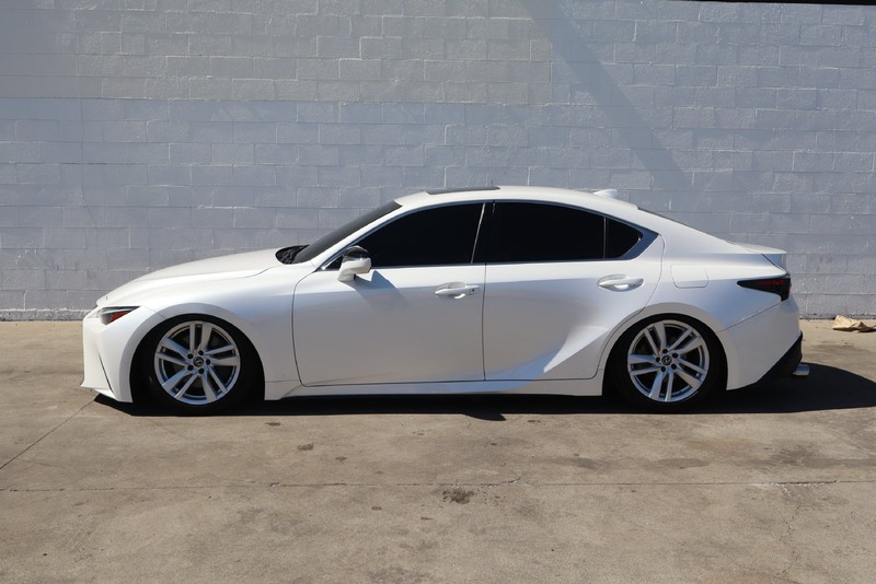 Lexus IS Vehicle Full-screen Gallery Image 10