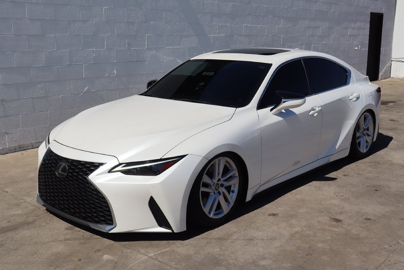 Lexus IS Vehicle Full-screen Gallery Image 11