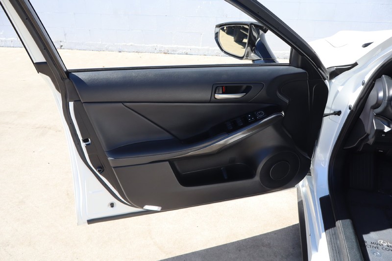 Lexus IS Vehicle Full-screen Gallery Image 14