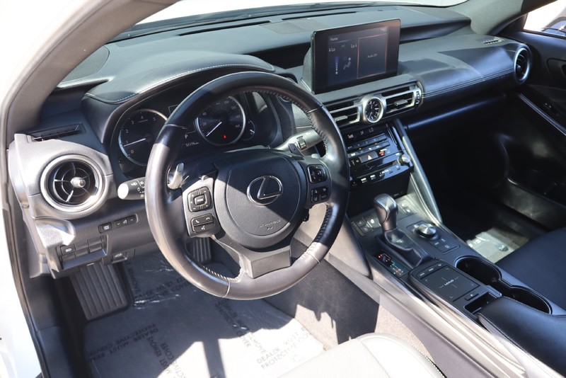 Lexus IS Vehicle Full-screen Gallery Image 15