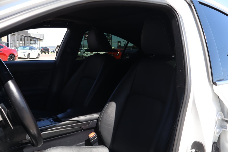 Lexus IS Vehicle Full-screen Gallery Image 16