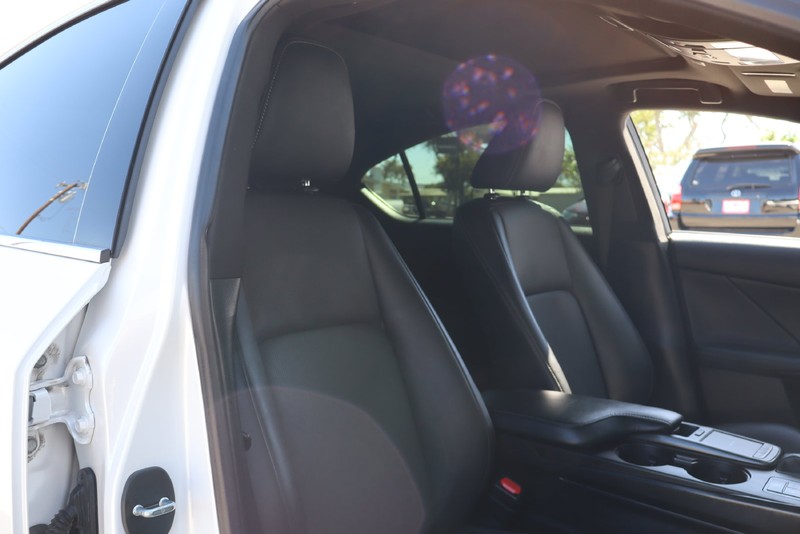Lexus IS Vehicle Full-screen Gallery Image 19