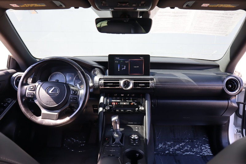 Lexus IS Vehicle Full-screen Gallery Image 21