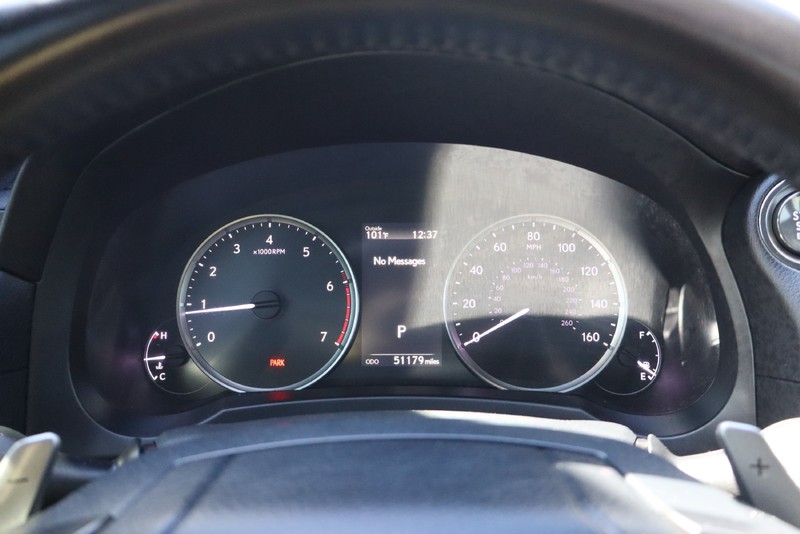 Lexus IS Vehicle Full-screen Gallery Image 22