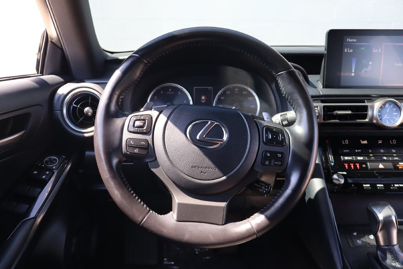 Lexus IS Vehicle Full-screen Gallery Image 23