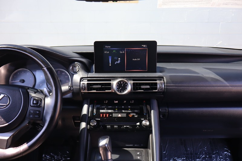 Lexus IS Vehicle Full-screen Gallery Image 24