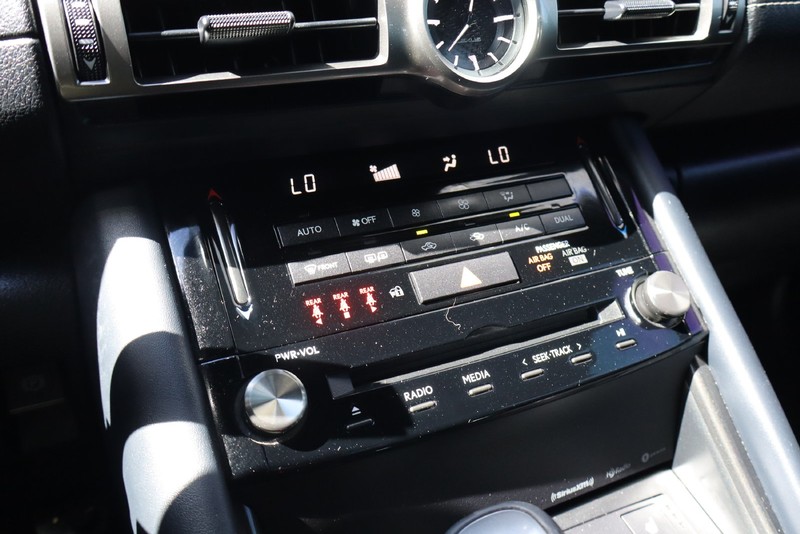 Lexus IS Vehicle Full-screen Gallery Image 27