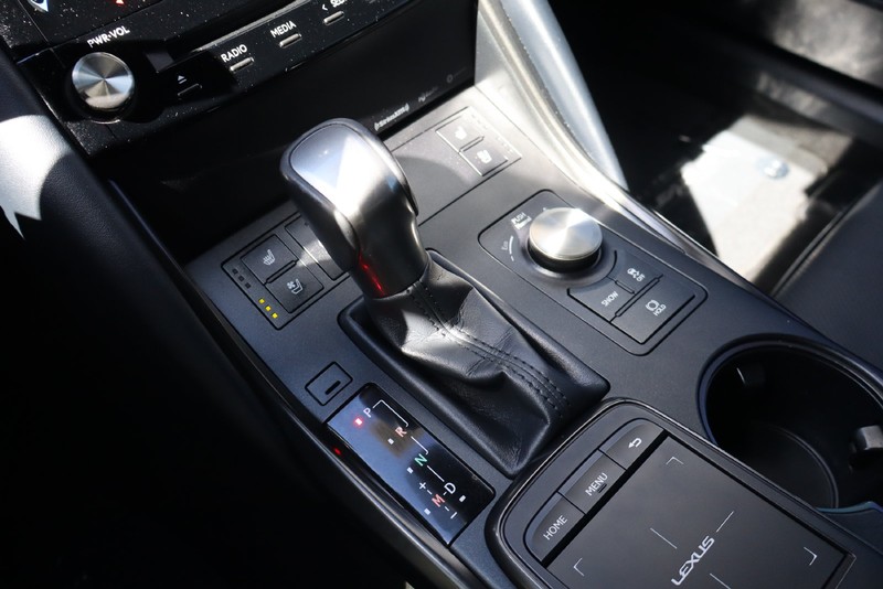 Lexus IS Vehicle Full-screen Gallery Image 28