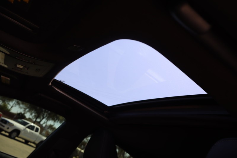 Lexus IS Vehicle Full-screen Gallery Image 30