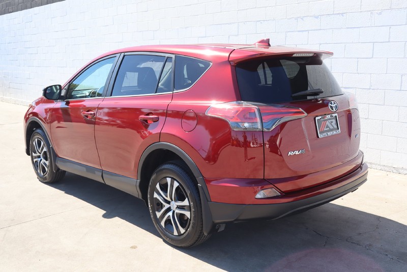 Toyota RAV4 Vehicle Full-screen Gallery Image 09