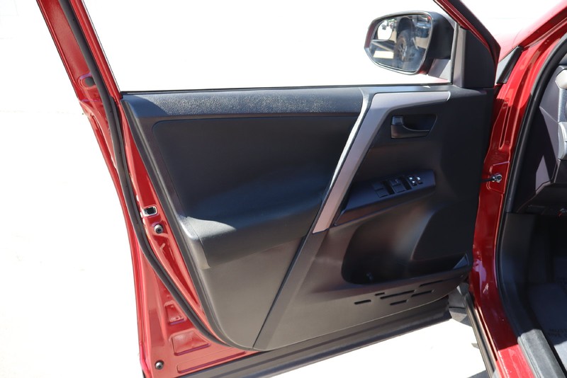 Toyota RAV4 Vehicle Full-screen Gallery Image 14