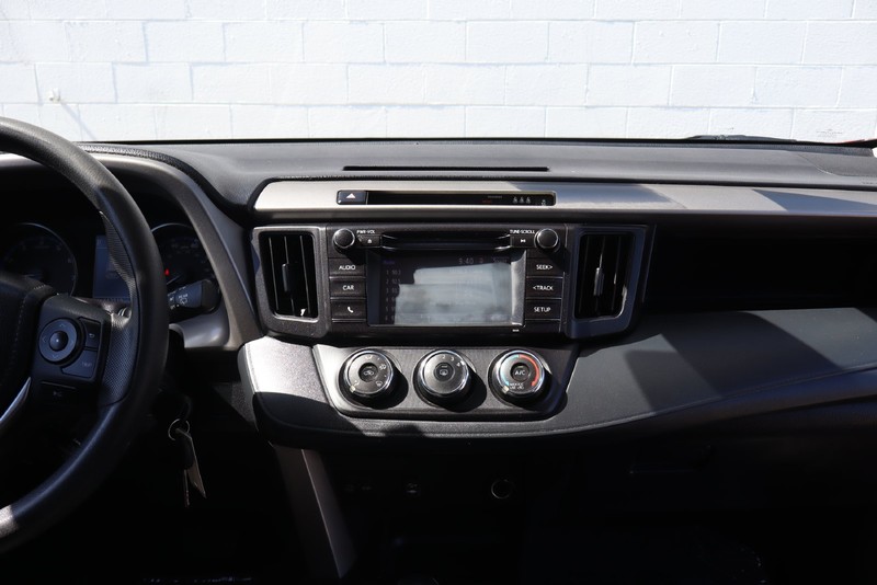 Toyota RAV4 Vehicle Full-screen Gallery Image 24