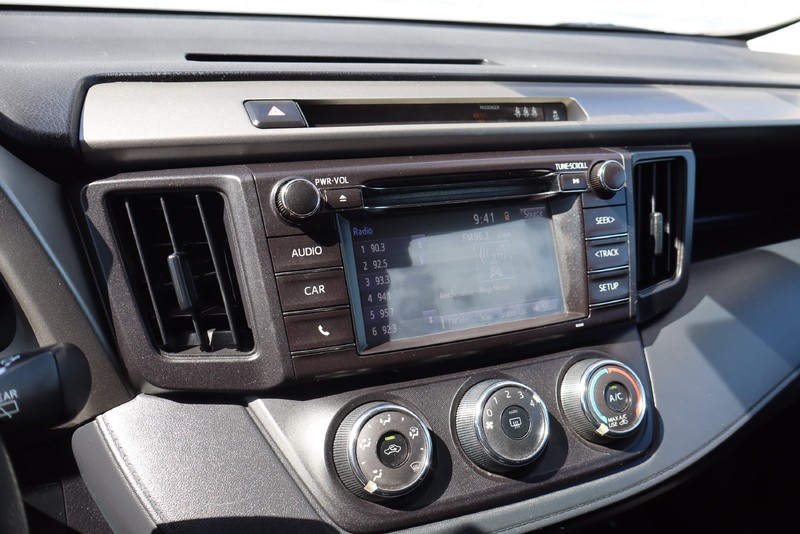 Toyota RAV4 Vehicle Full-screen Gallery Image 25