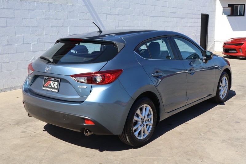 Mazda Mazda3 Hatchback Vehicle Full-screen Gallery Image 05