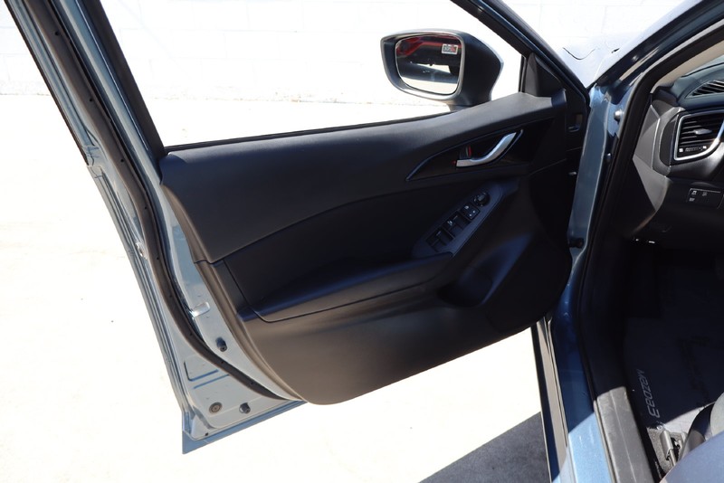 Mazda Mazda3 Hatchback Vehicle Full-screen Gallery Image 14