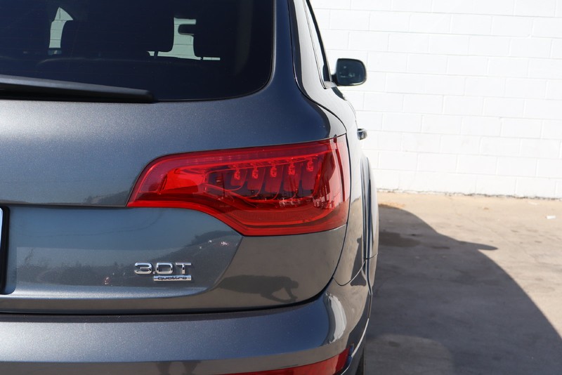 Audi Q7 Vehicle Full-screen Gallery Image 07