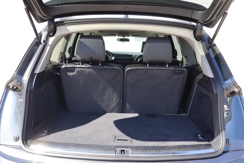 Audi Q7 Vehicle Full-screen Gallery Image 09
