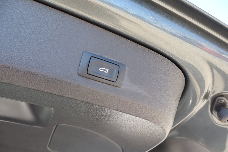 Audi Q7 Vehicle Full-screen Gallery Image 10
