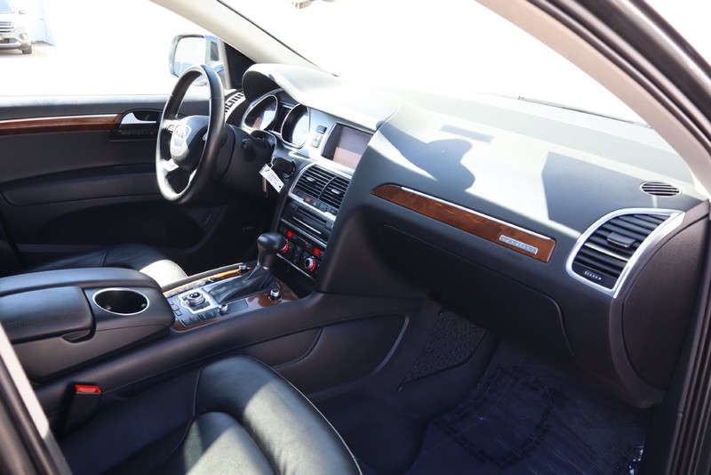Audi Q7 Vehicle Full-screen Gallery Image 23