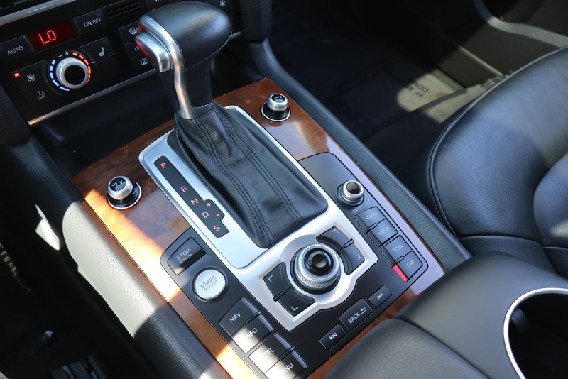 Audi Q7 Vehicle Full-screen Gallery Image 36