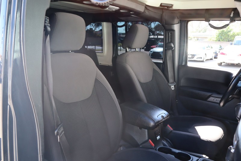 Jeep Wrangler Unlimited Vehicle Full-screen Gallery Image 22