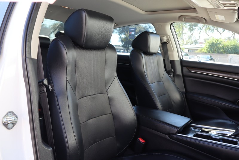 Honda Accord Sedan Vehicle Full-screen Gallery Image 24