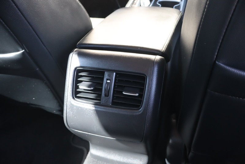 Honda Accord Sedan Vehicle Full-screen Gallery Image 26