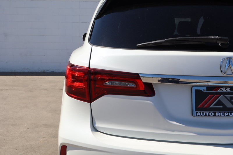 Acura MDX Vehicle Full-screen Gallery Image 07