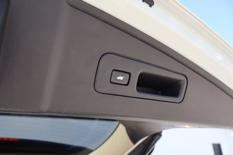 Acura MDX Vehicle Full-screen Gallery Image 09