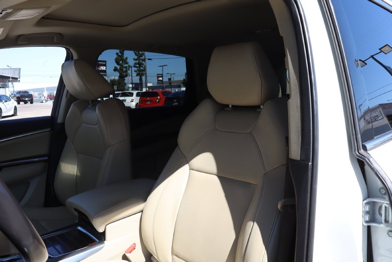 Acura MDX Vehicle Full-screen Gallery Image 17