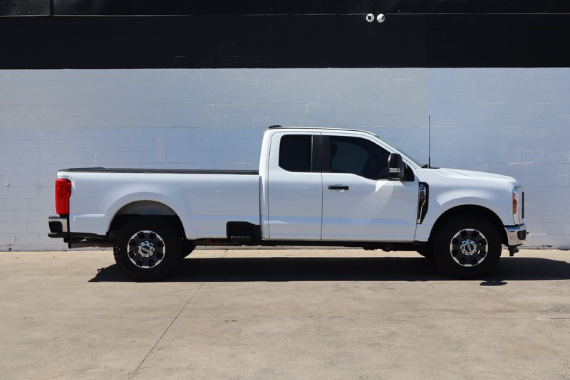 Ford Super Duty F-250 SRW Vehicle Full-screen Gallery Image 01