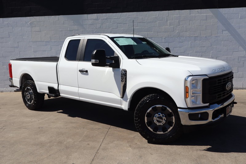 Ford Super Duty F-250 SRW Vehicle Full-screen Gallery Image 02