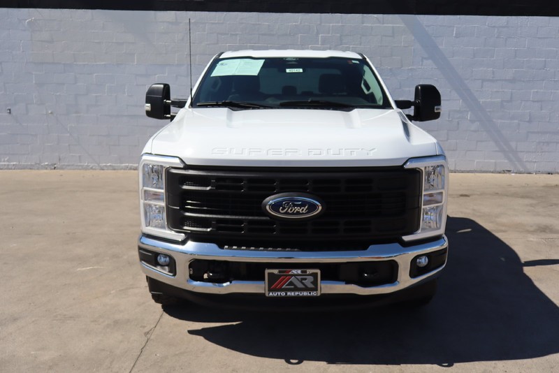 Ford Super Duty F-250 SRW Vehicle Full-screen Gallery Image 03
