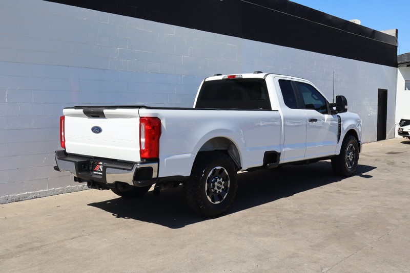 Ford Super Duty F-250 SRW Vehicle Full-screen Gallery Image 04
