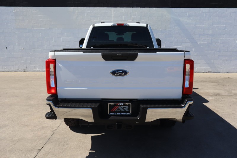 Ford Super Duty F-250 SRW Vehicle Full-screen Gallery Image 05