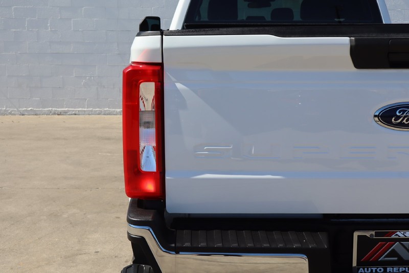 Ford Super Duty F-250 SRW Vehicle Full-screen Gallery Image 06