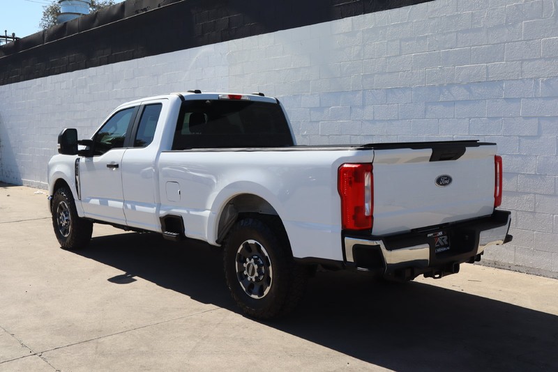 Ford Super Duty F-250 SRW Vehicle Full-screen Gallery Image 08