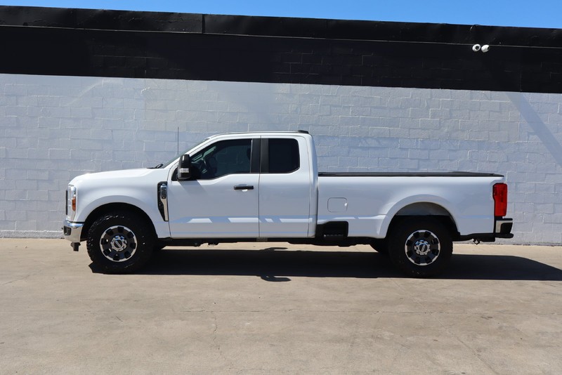 Ford Super Duty F-250 SRW Vehicle Full-screen Gallery Image 09