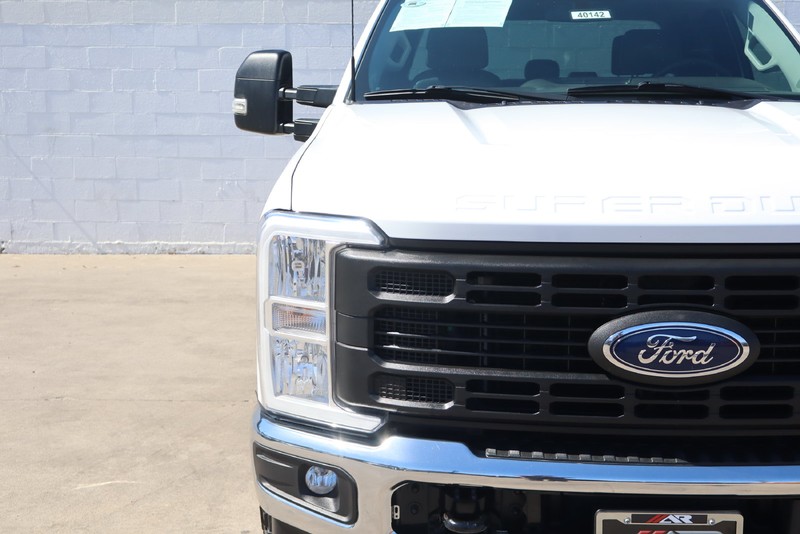 Ford Super Duty F-250 SRW Vehicle Full-screen Gallery Image 12
