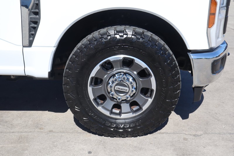 Ford Super Duty F-250 SRW Vehicle Full-screen Gallery Image 13