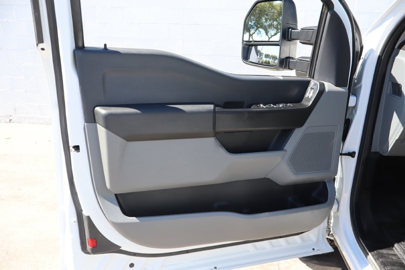 Ford Super Duty F-250 SRW Vehicle Full-screen Gallery Image 14