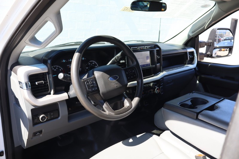 Ford Super Duty F-250 SRW Vehicle Full-screen Gallery Image 15