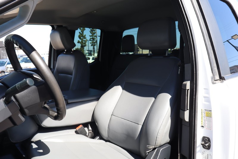 Ford Super Duty F-250 SRW Vehicle Full-screen Gallery Image 16