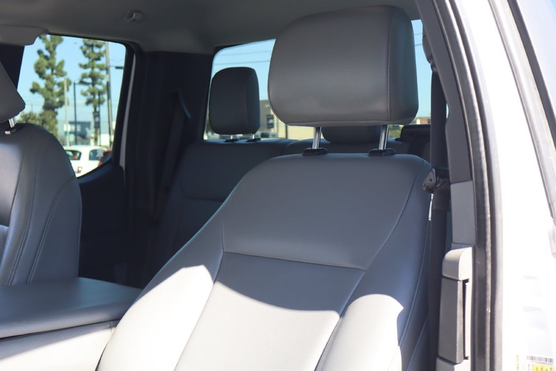 Ford Super Duty F-250 SRW Vehicle Full-screen Gallery Image 17