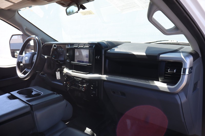 Ford Super Duty F-250 SRW Vehicle Full-screen Gallery Image 18
