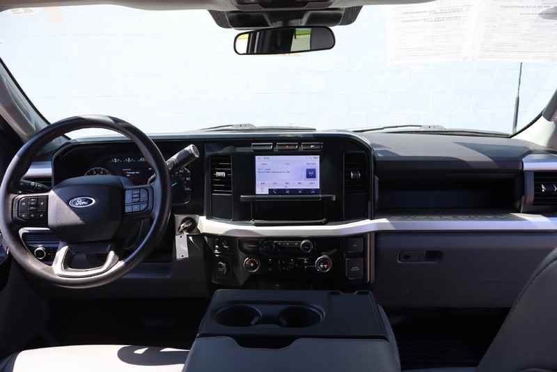 Ford Super Duty F-250 SRW Vehicle Full-screen Gallery Image 21
