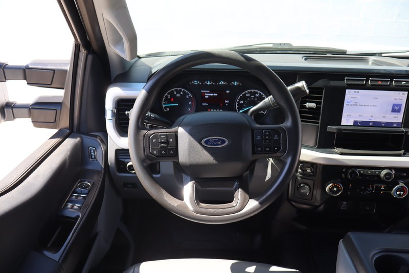 Ford Super Duty F-250 SRW Vehicle Full-screen Gallery Image 23