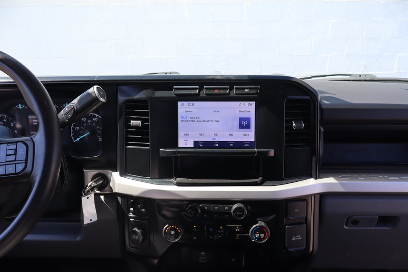 Ford Super Duty F-250 SRW Vehicle Full-screen Gallery Image 24