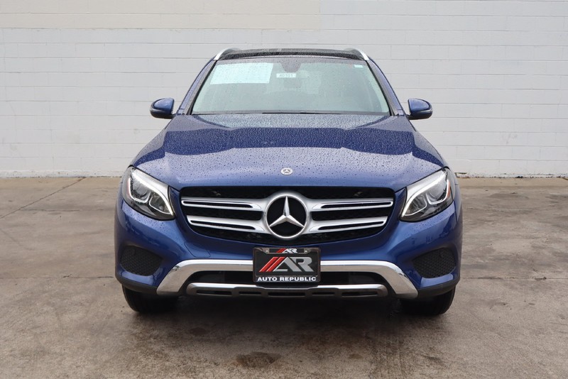 Mercedes-Benz GLC Vehicle Full-screen Gallery Image 02